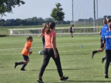 Laatste training S.K.N.W.K. JO8-1 (partijtje tegen de ouders) van maandag 2 juni 2025 (17/123)